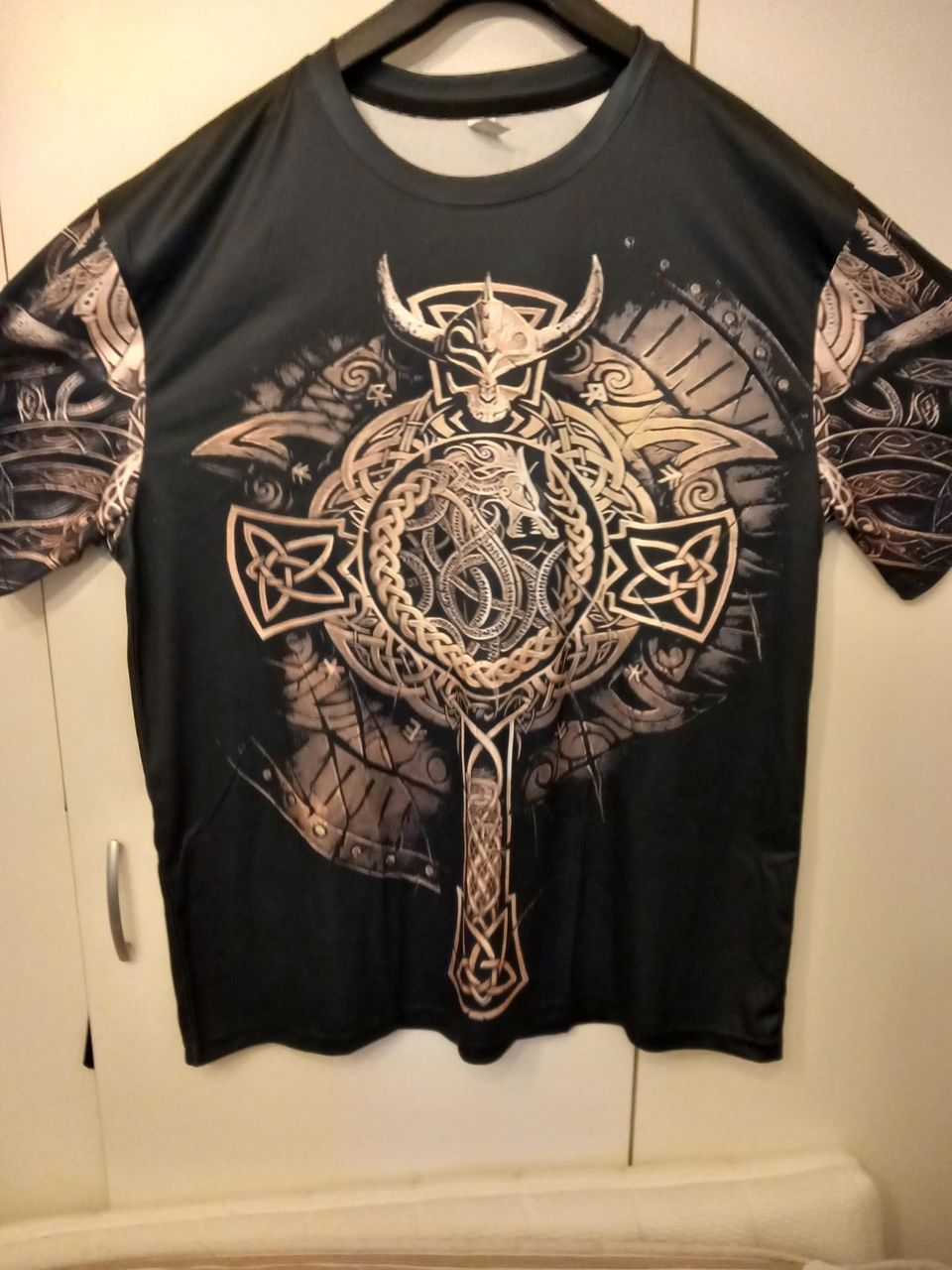 Musta viikingiaiheinen paita.