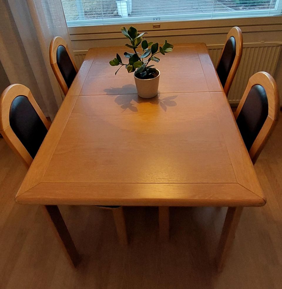 Jatkettava ruokapöytä ja 6 kpl tuoleja