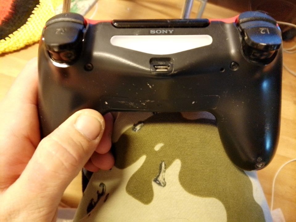 Ps4 ohjaimet (vasen tatti herjaa vähän)