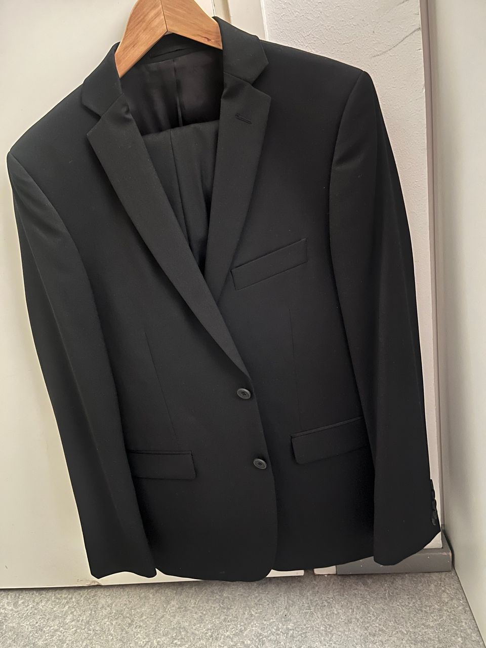 Dressmann musta puku, koko 50, kuin uusi