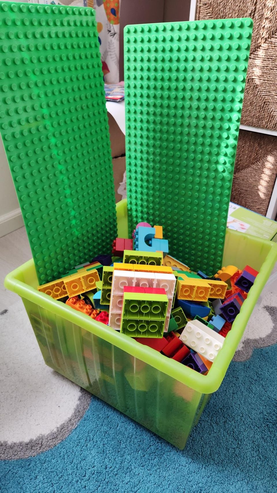 Iso kasa Lego Duplo palikoita ja kaksi alustaa