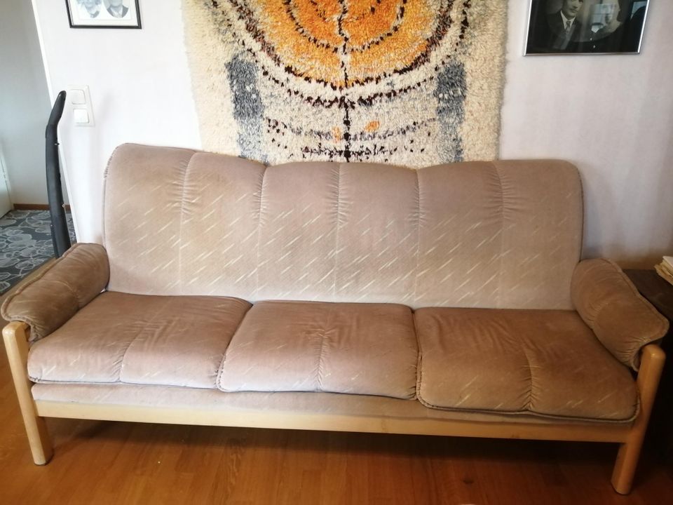 Vaalea sohva ilmaiseksi uuteen kotiin