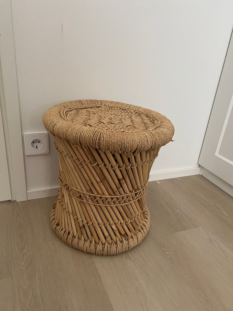 Bambu jakkara/sivupöytä