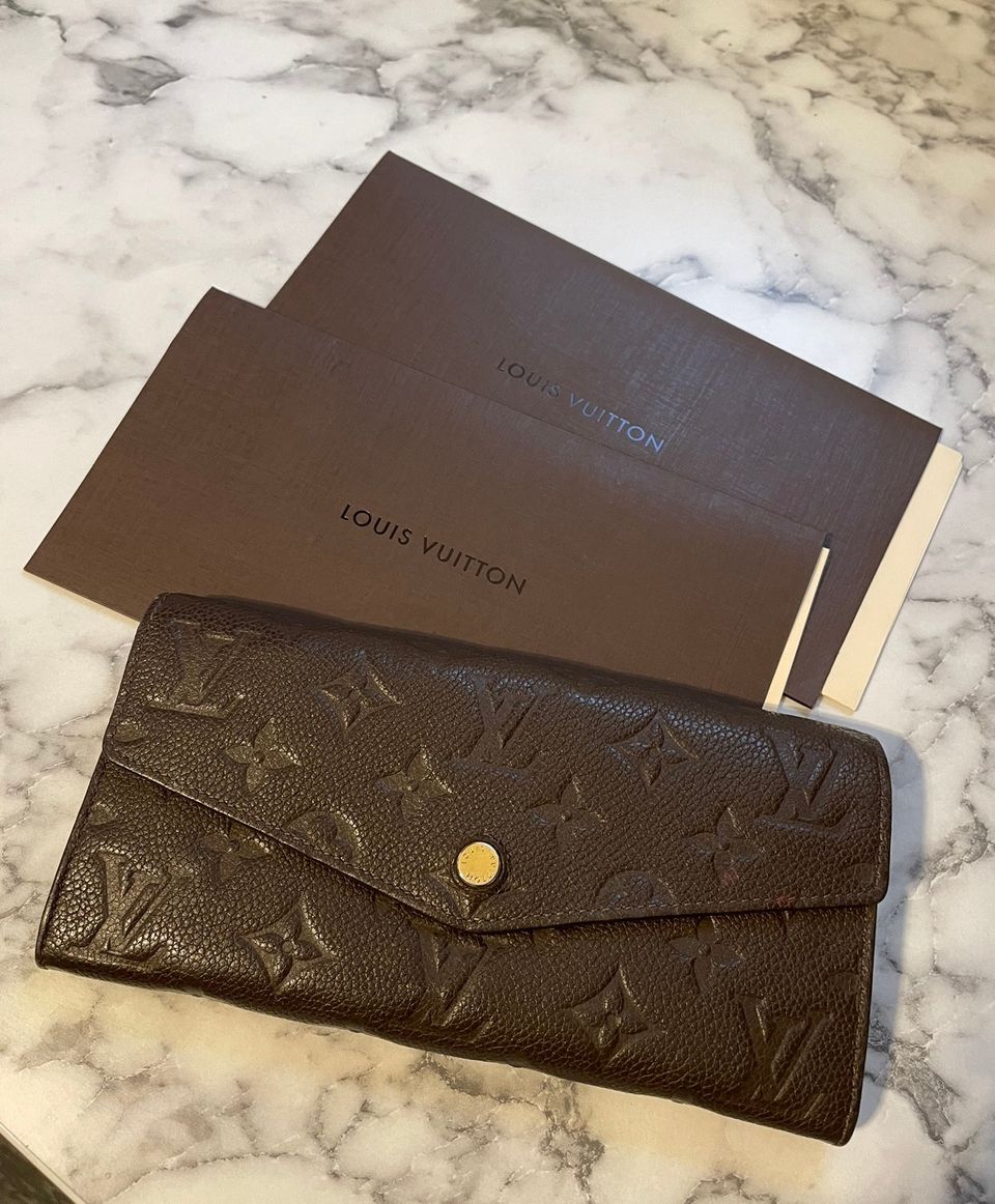 Louis Vuitton Pf Curieuse long wallet, väri terre Brown.