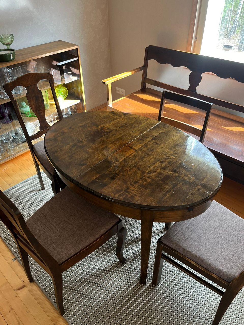 Ovaalin muotoinen ruokapöytä & 4 tuolia