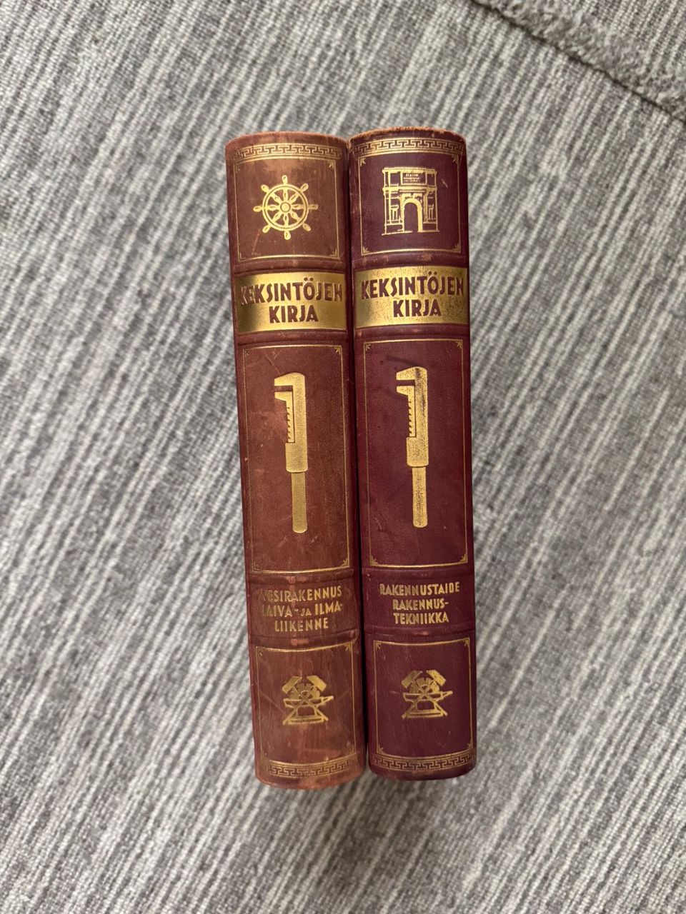 2 kpl Keksintöjen kirja (painettu 1937-1938) yhteishintaan
