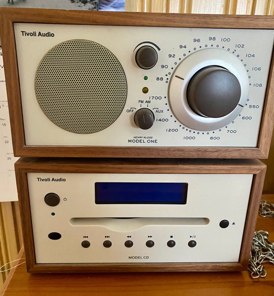 Tivoli Audio Model One radio ja yhteensopiva CD-soitin.