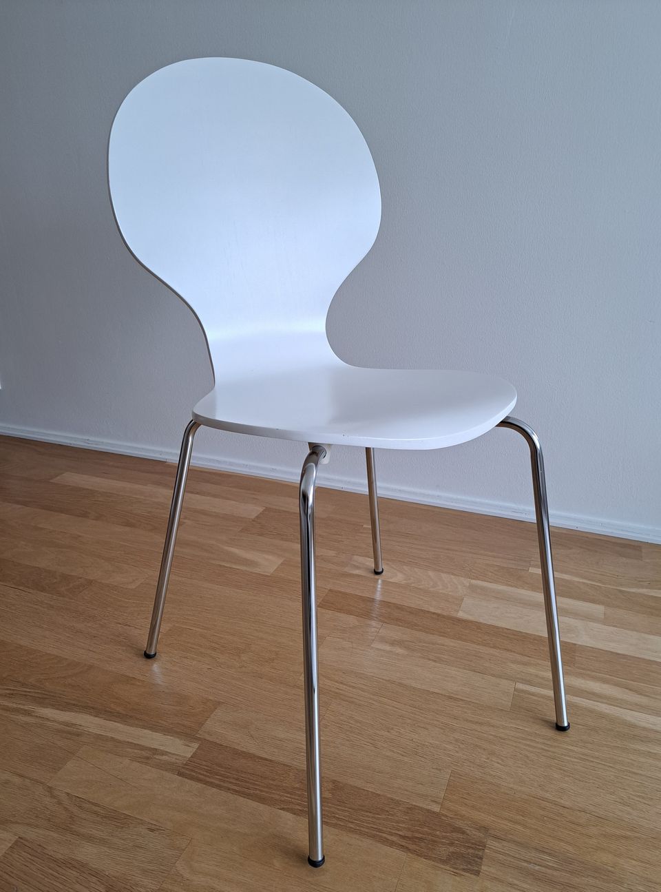 Valkoiset tuolit, 6 kpl yht 45 euroa