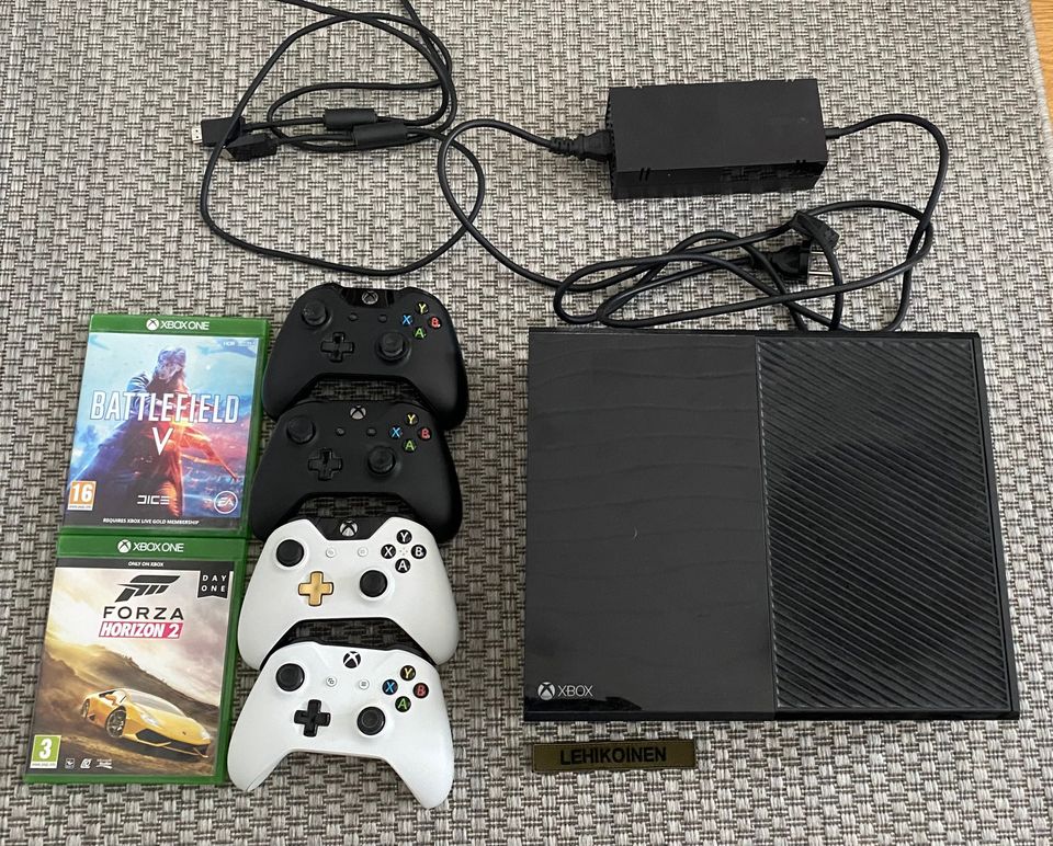 Xbox One ja 4 ohjainta