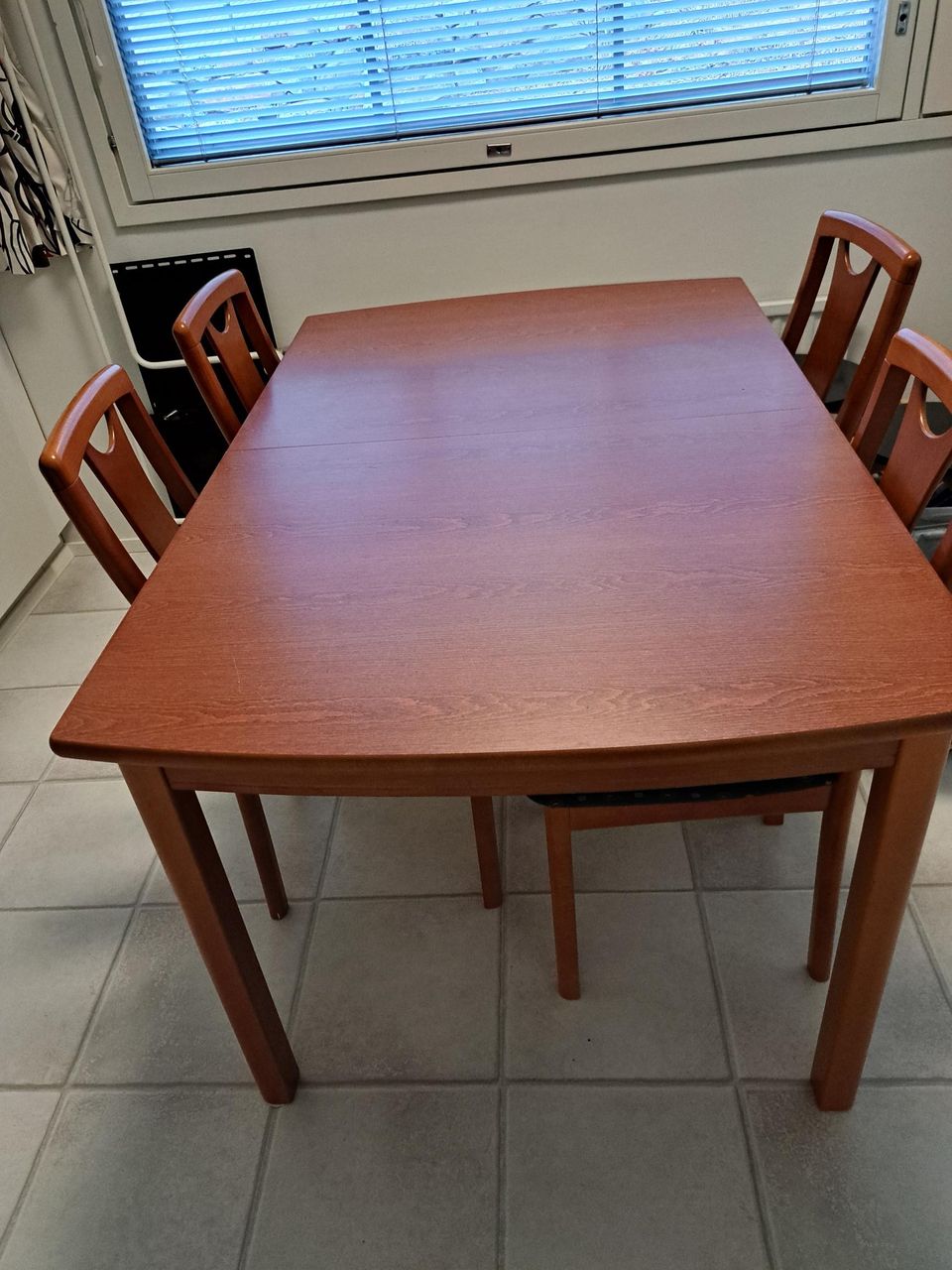 Keittiön pöytä ja 4 tuolia