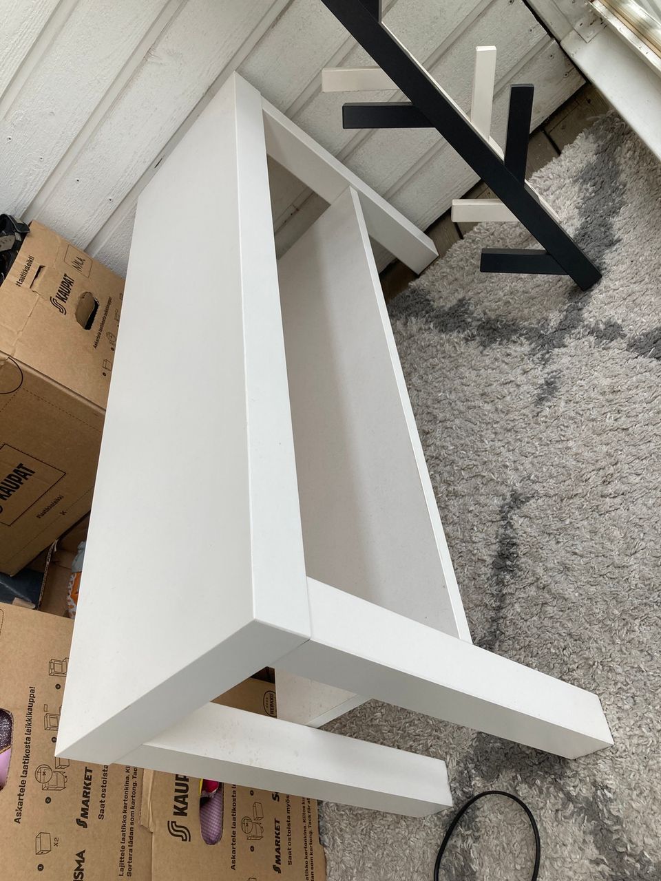 Ikean sivupöytä MMM