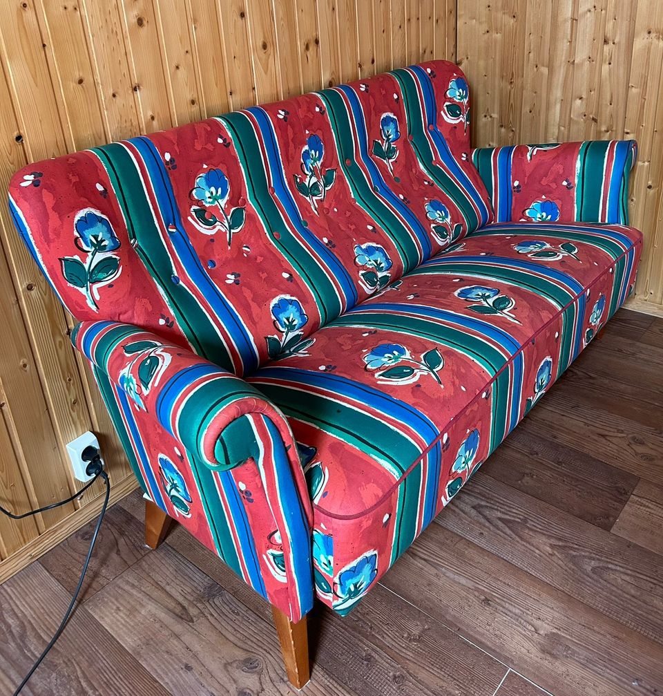 Vanha kukkakuosinen sohva