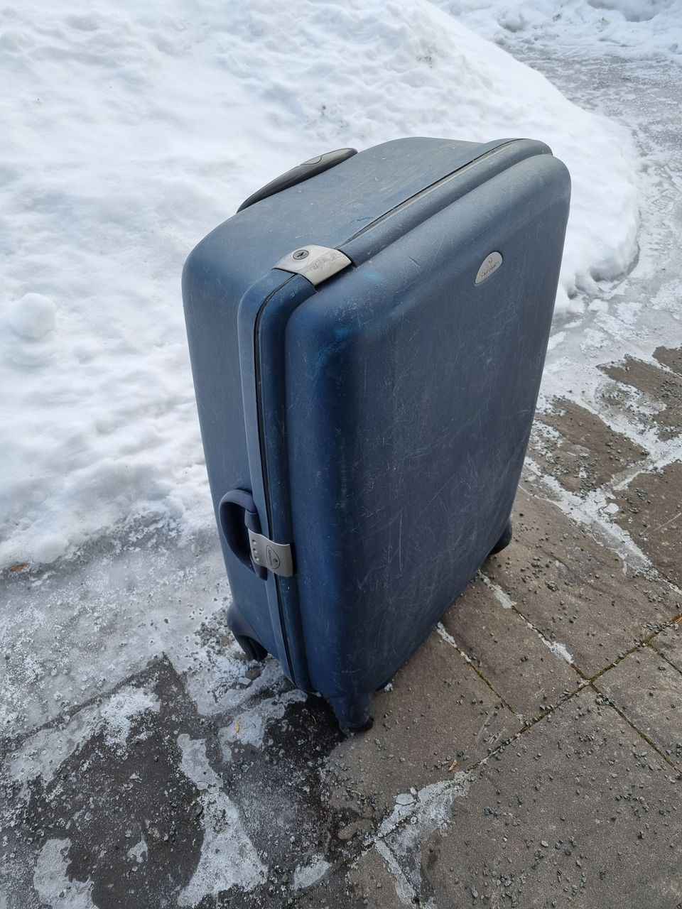 Iso Samsonite matkalaukku spinneri