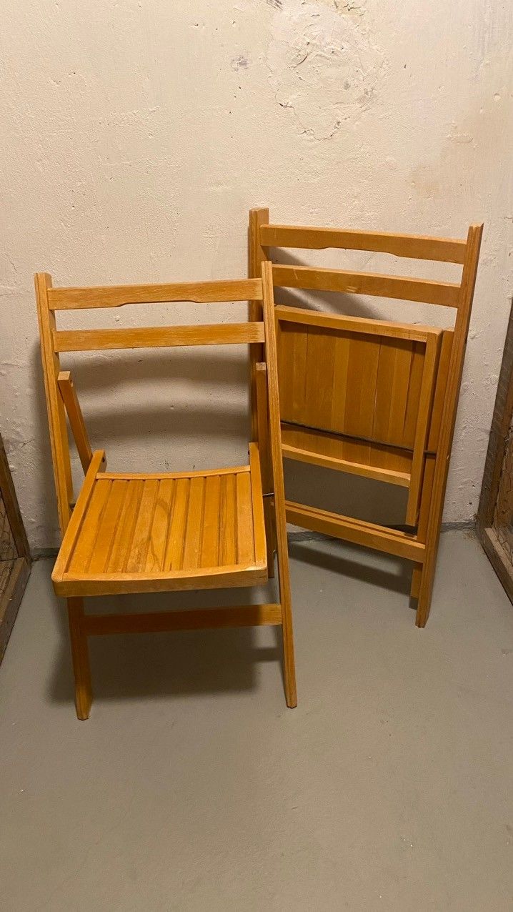 Kaksi taittuvaa tuolia