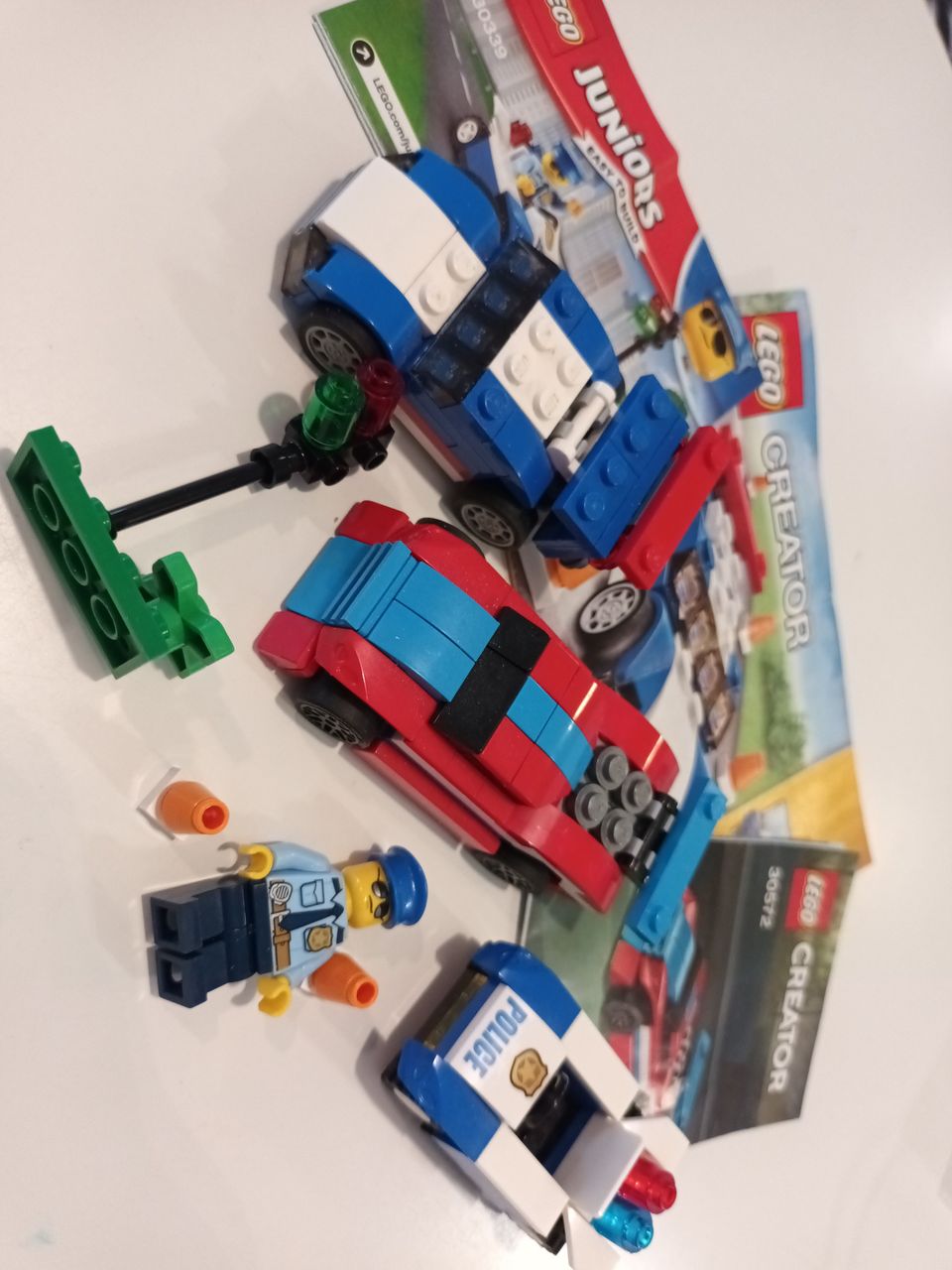 Lego autot ja poliisimestari