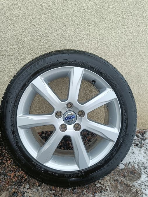 Volvo V60 awd:n alut + Michelin Primacy 215/50 R17 renkaat, paisto 0623 ja 5 mm