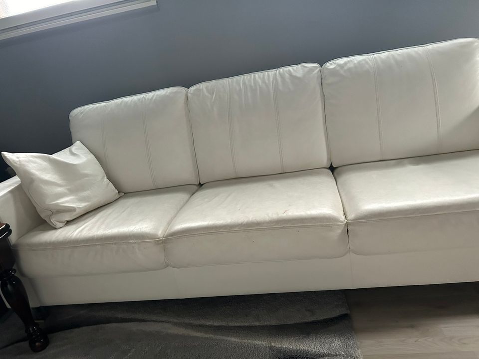 Valkoine sohva