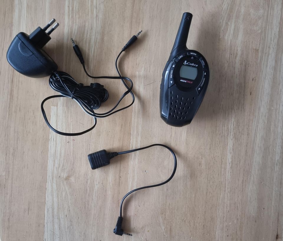 Cobra microtalk radiopuhelin, laturi ja mikrofonikuulokeadapteri