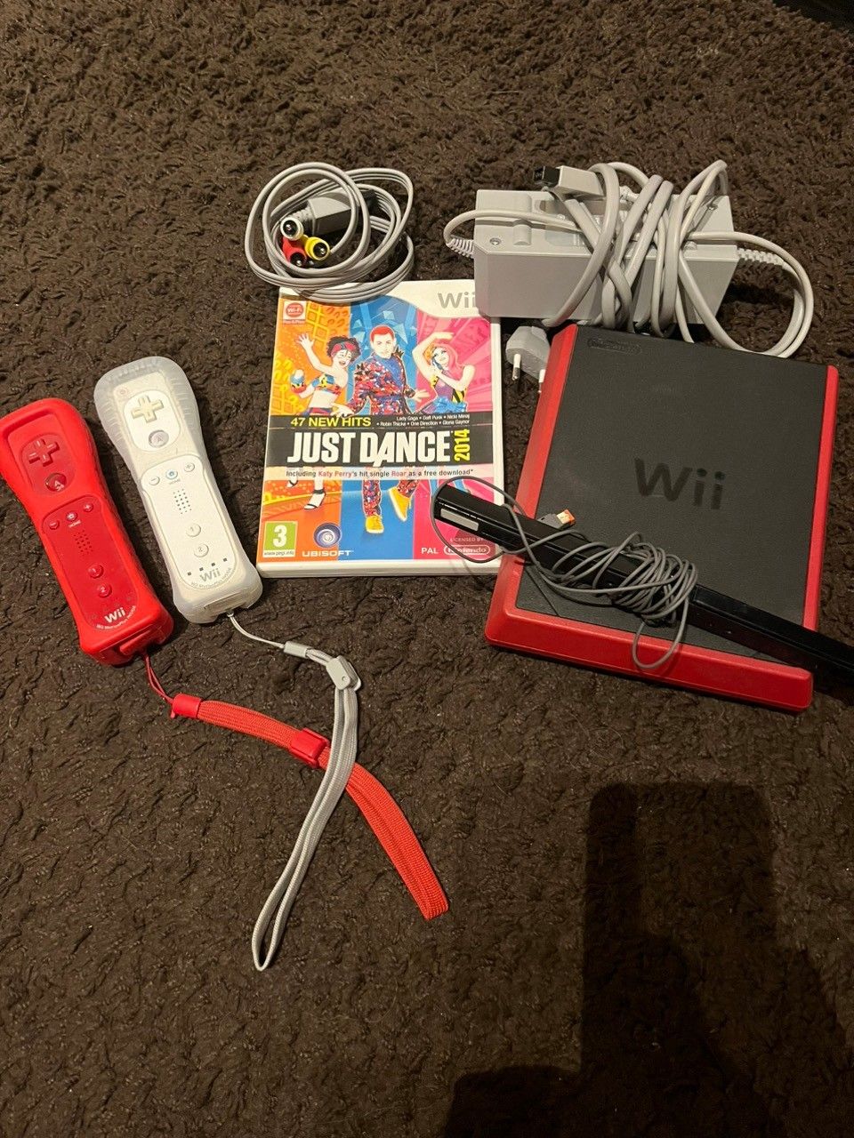 Nintendo Wii pelikonsoli, 2 ohjainta, tanssipeli