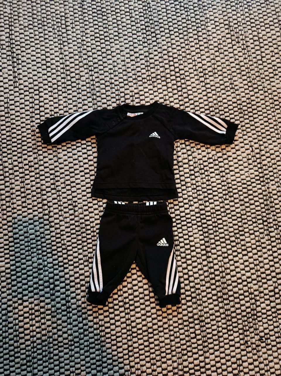 Vauvan Adidas housut + paita 62