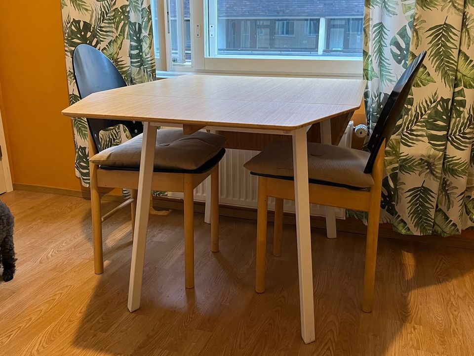 Ikean klaffipöydä ja 4 tuolia