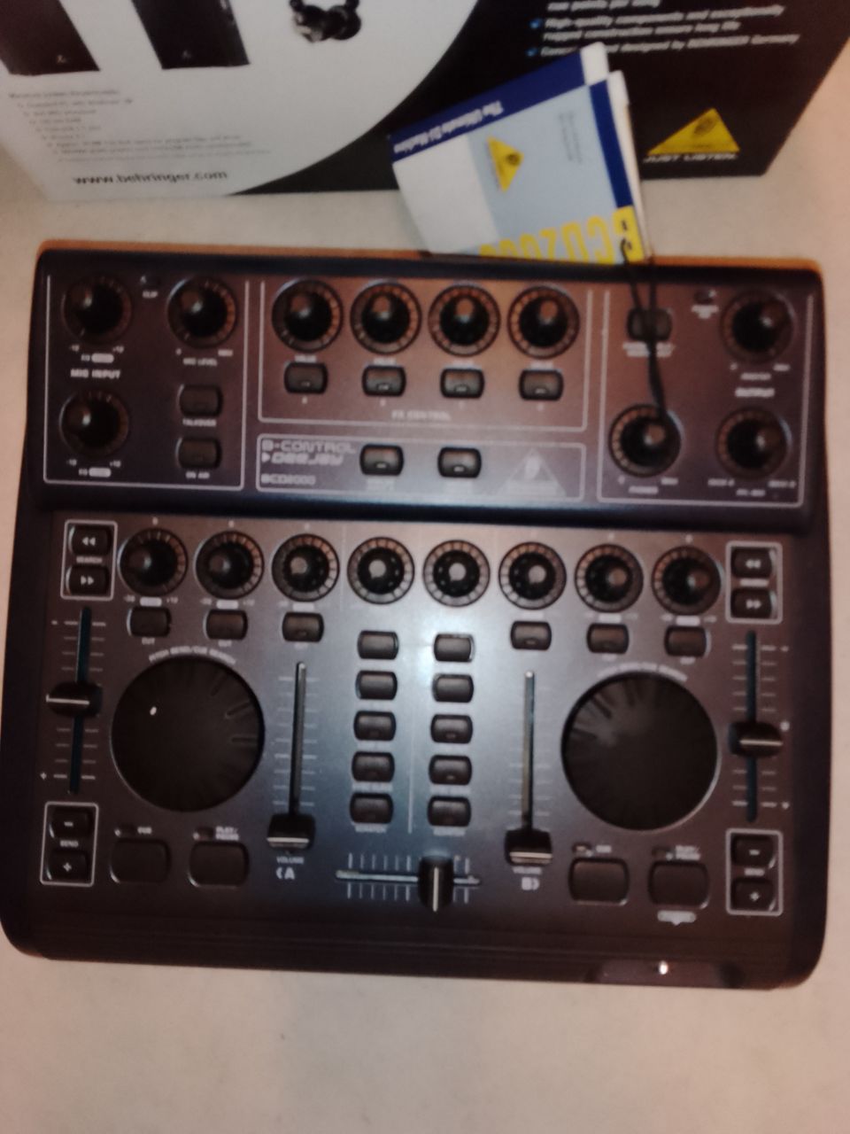 DJ-mikseri BCD-2000 pod cast. USB-liitäntä tietokoneeseen kytkettävä