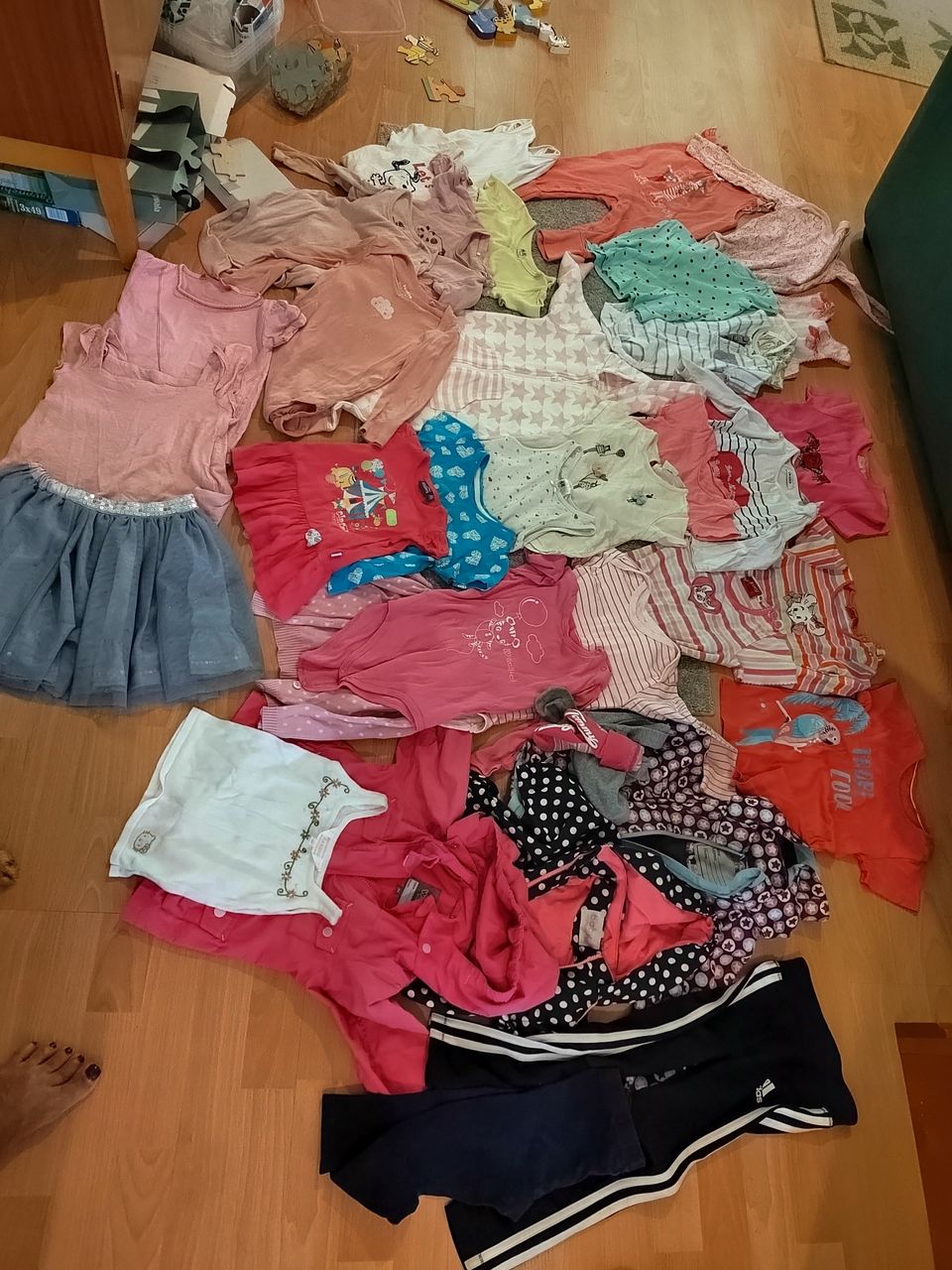 40 kpl erilaisia tyttöjen vaatteita +täkki