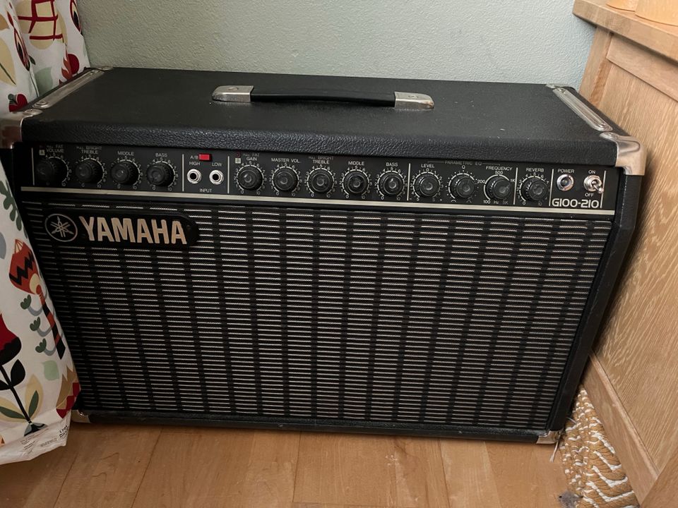 Yamaha G100 210 2-channel 100-watt 2x10