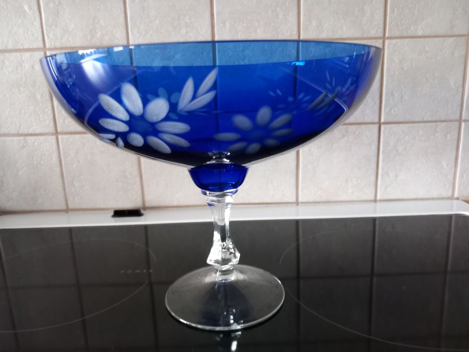 Sininen kaiverrettu lasimalja