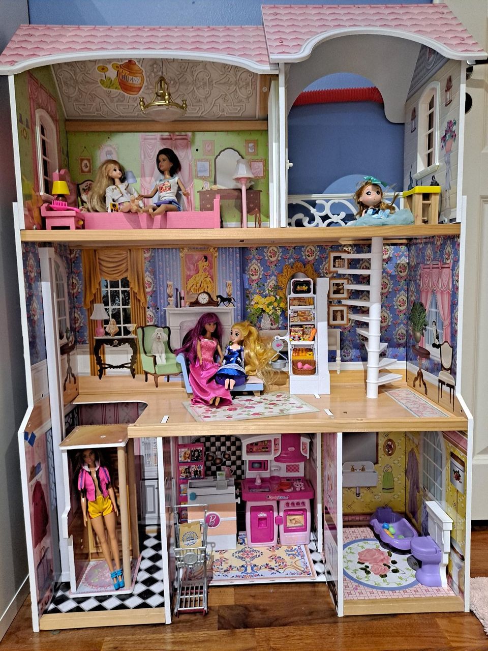 Barbie talo, barbie ja kalusteet