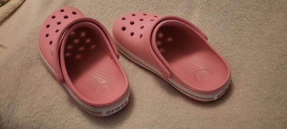 Vaaleanpunaiset Crocs sisäkengät kokoa J1