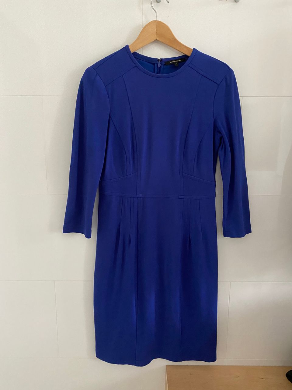Sininen mekko, Nanette Lepore