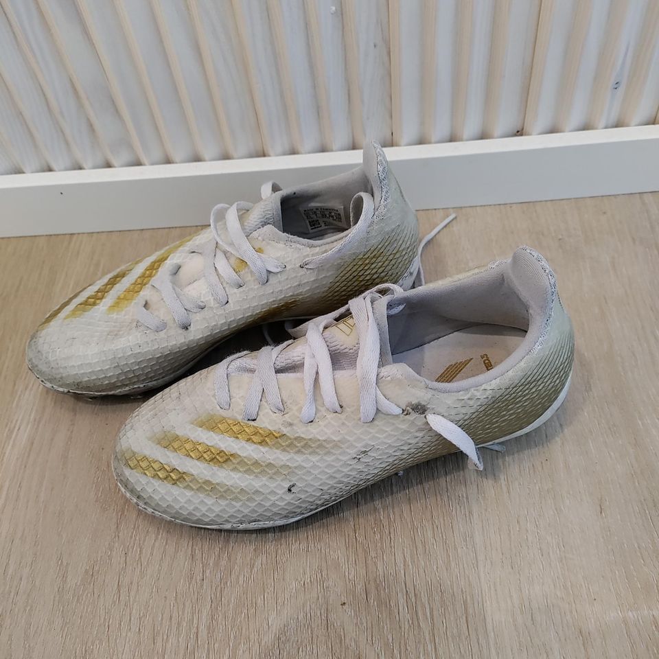 Adidas jalkapallo kengät, koko 33