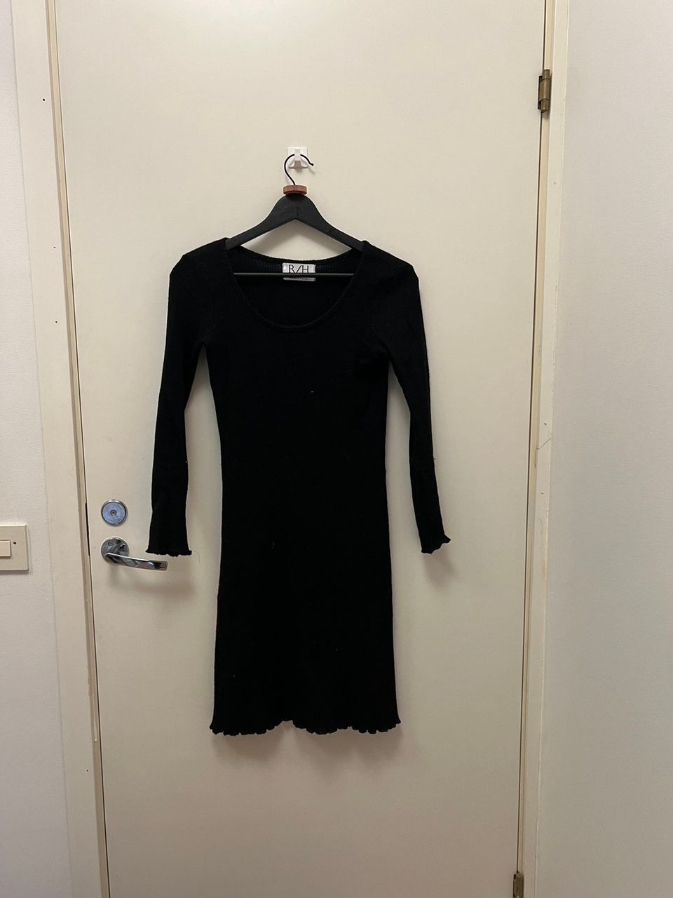 R/H musta merinovillainen mekko
