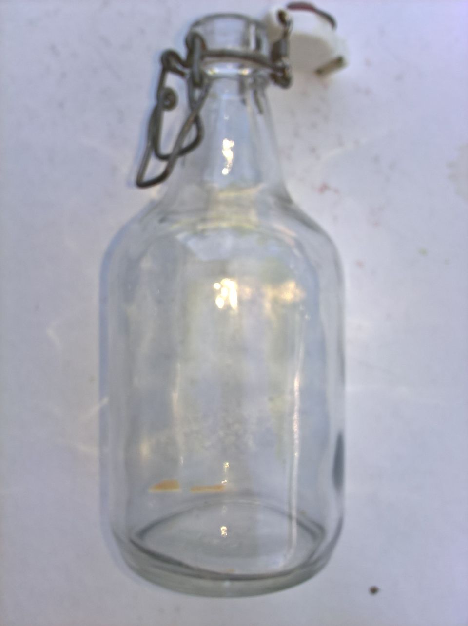 Keraamisella patenttikorkilla vanha lasipullo