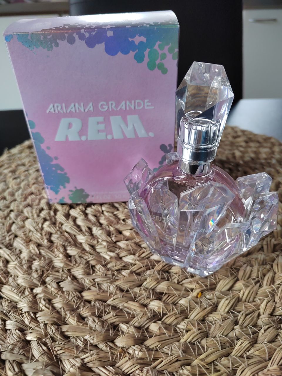 Ariana Grande R.E.M hajuvesi