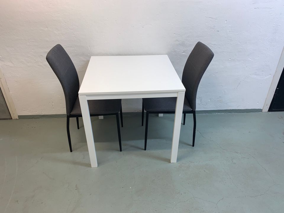 Ruokapöytä ja tuolit