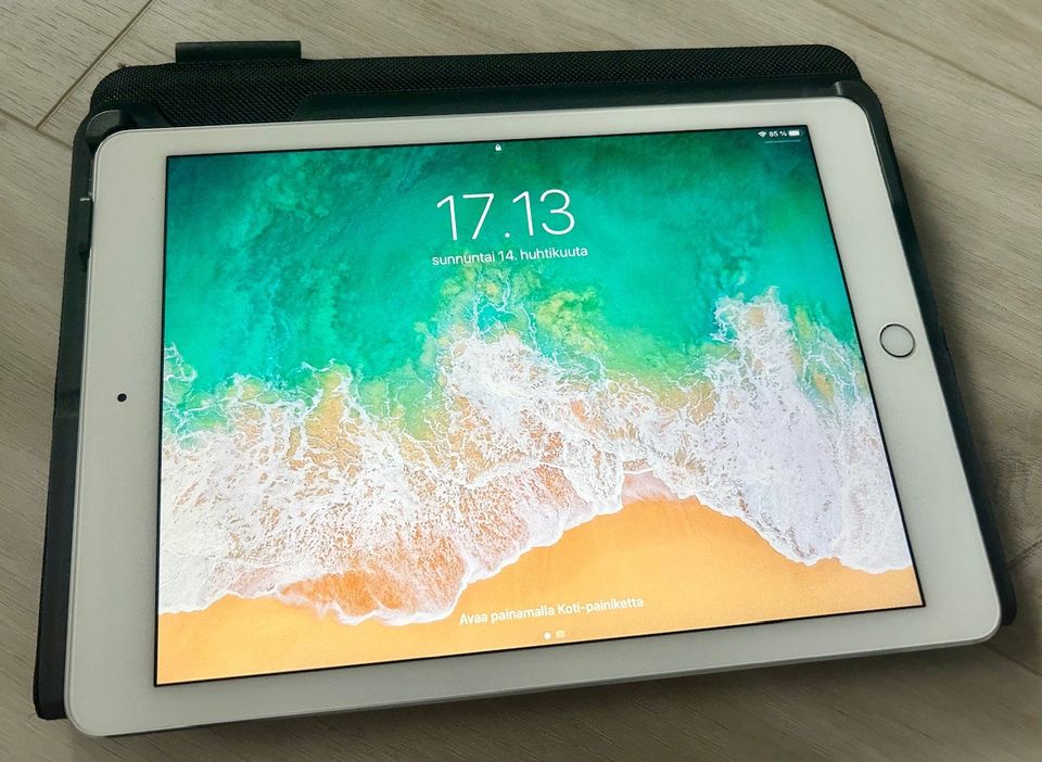iPad Air 2, 16 Gb, WiFi, hopea + Logitech suojakuori