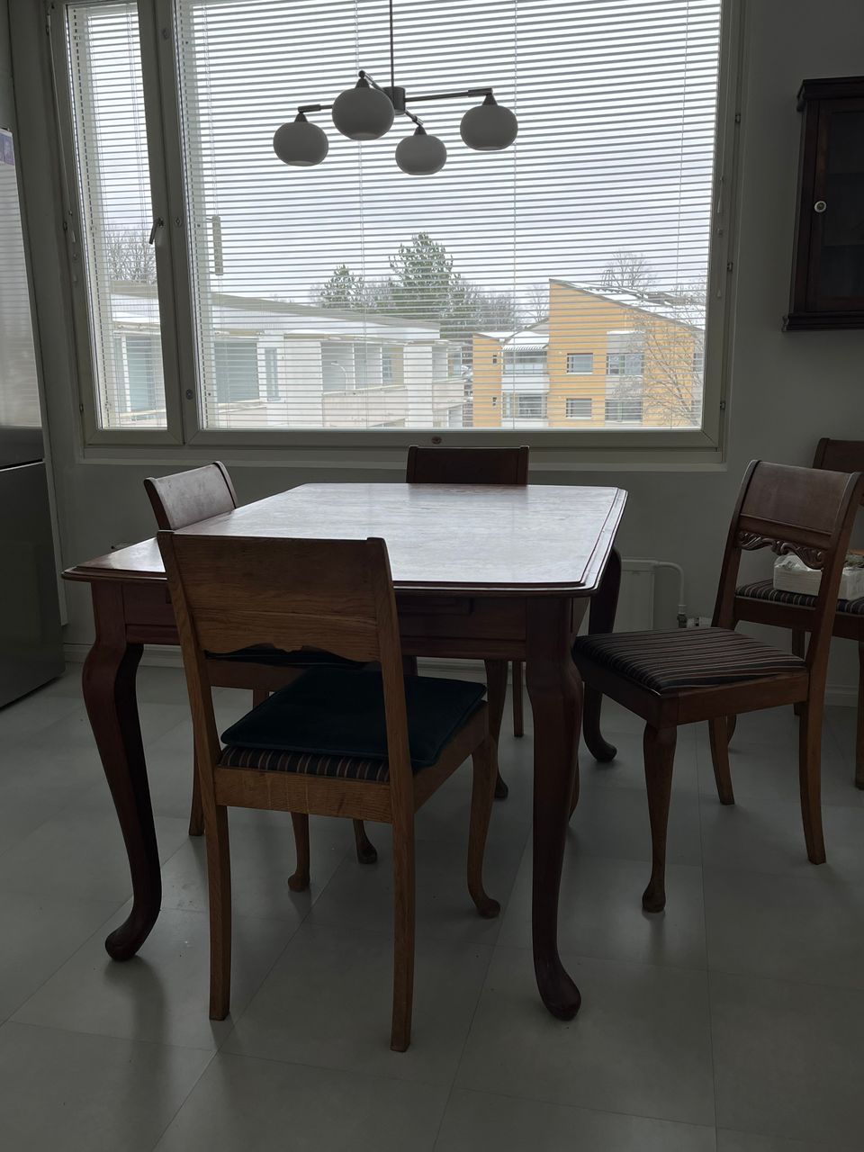 Keittiön pöytä ja tuolit 6kpl