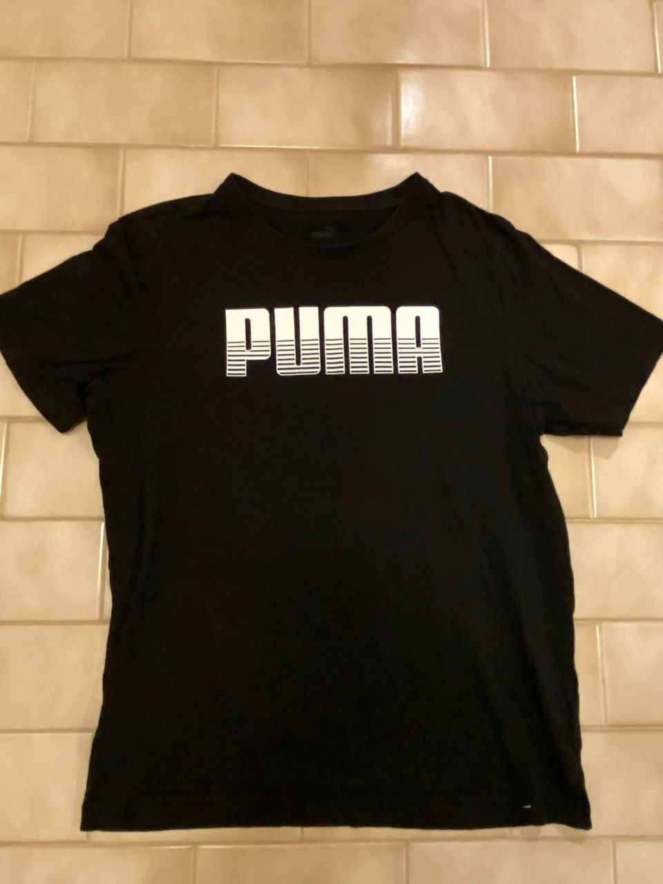Puma T-paita Musta Valkoinen Teksi Koko M Kuin Uusi