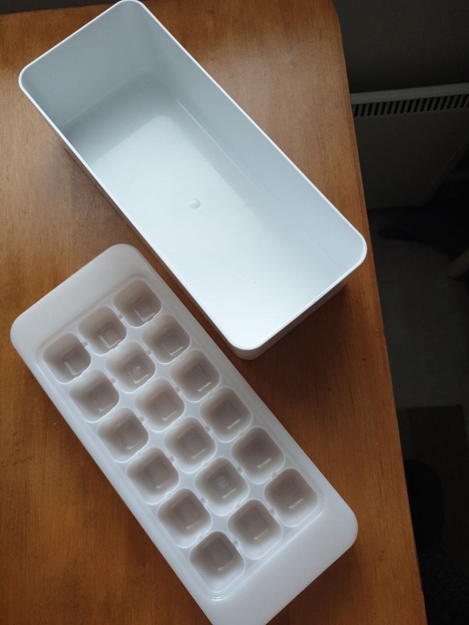 Jääkaappilokero ja jääpalamuotti