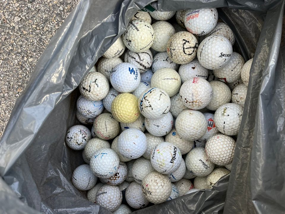 Käytettyjä golfpalloja