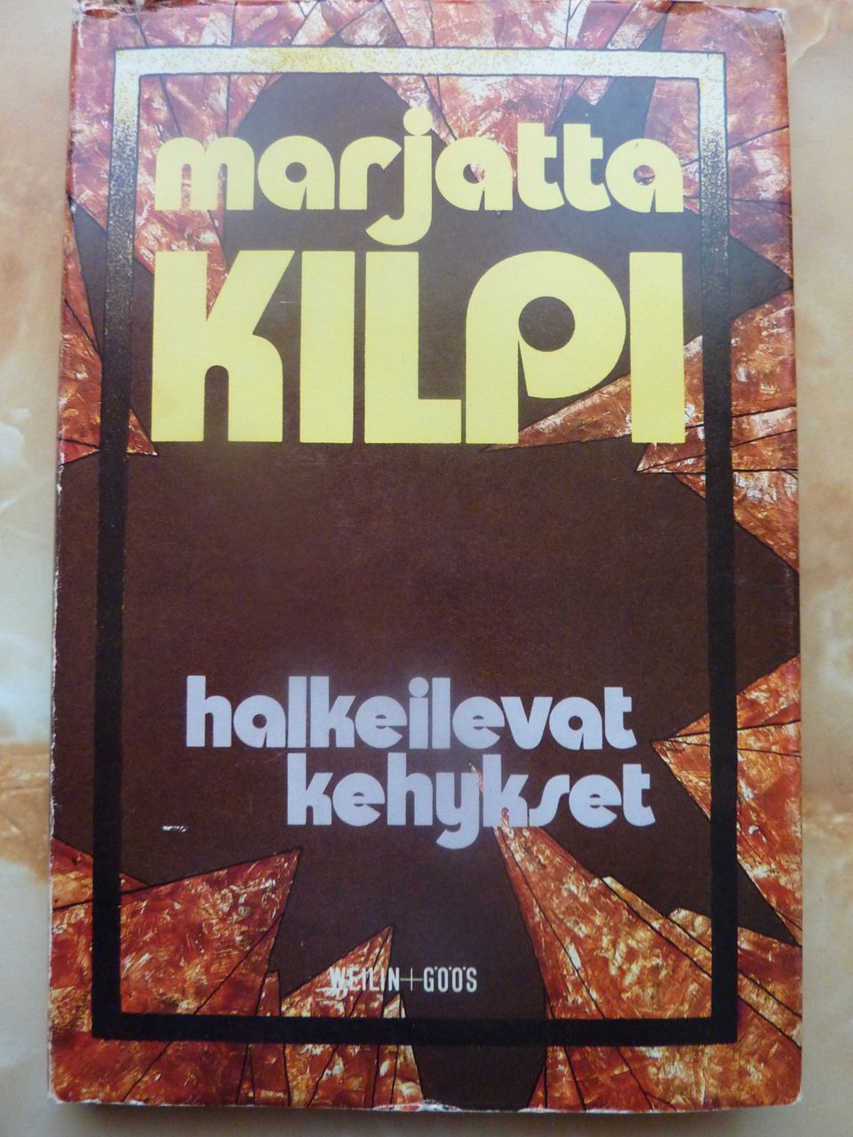 Halkeilevat kehykset.  Marjatta Kilpi