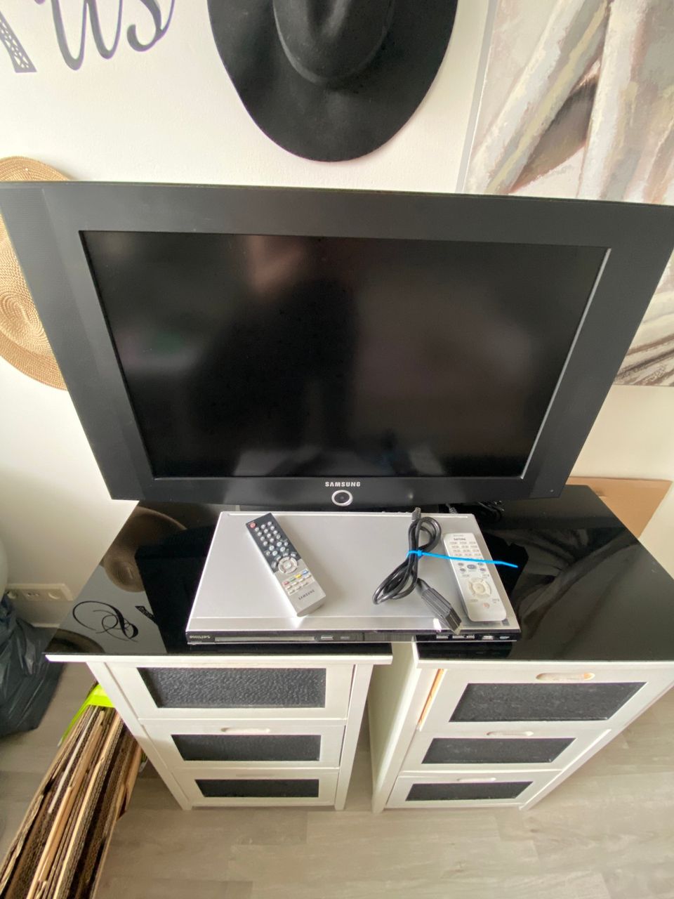 Samsung-tv, Philipsin dvd , molemmissa kaukosäätimet ja tv-seinäteline
