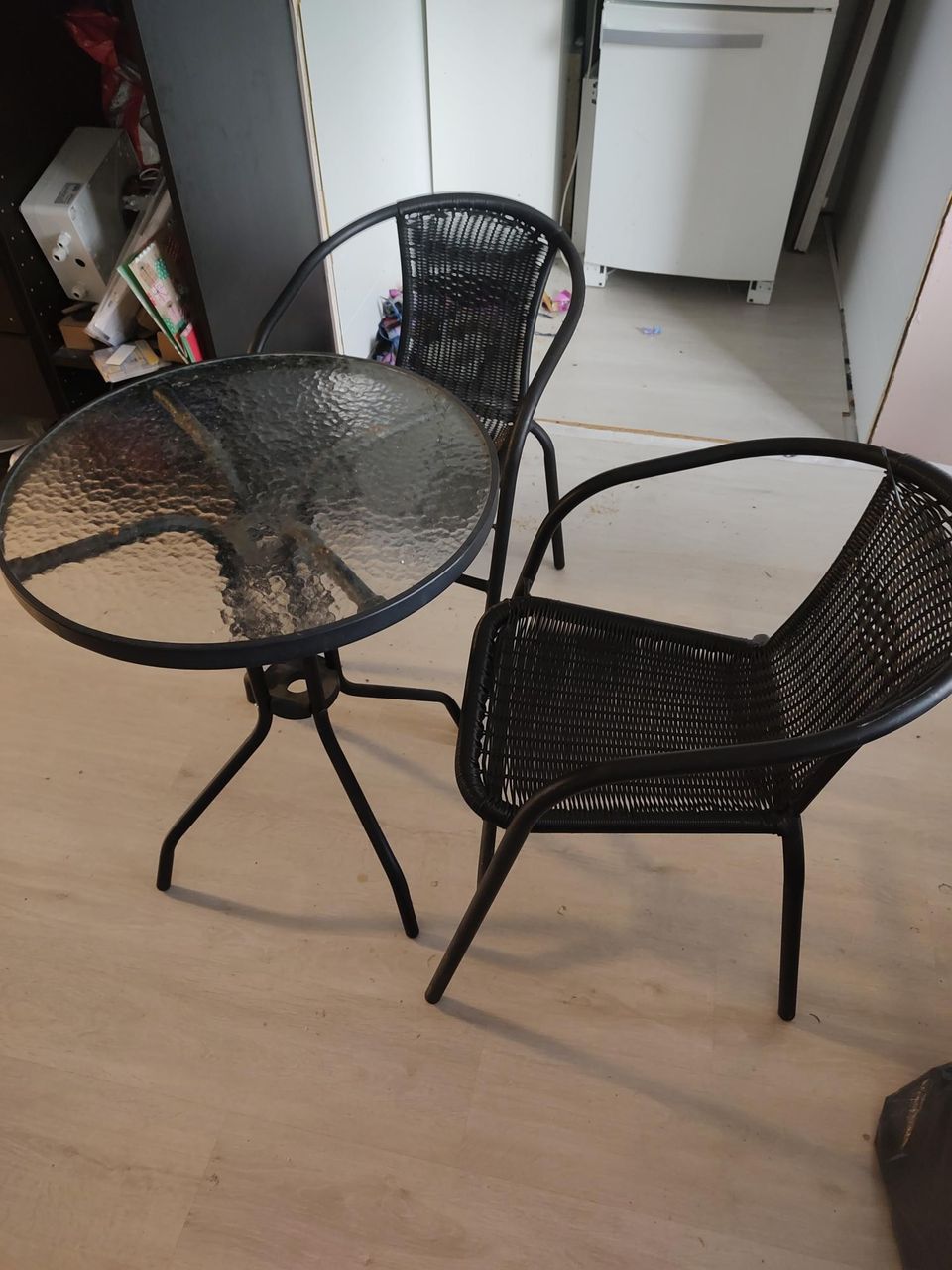 Pöytä ja 2 tuolia