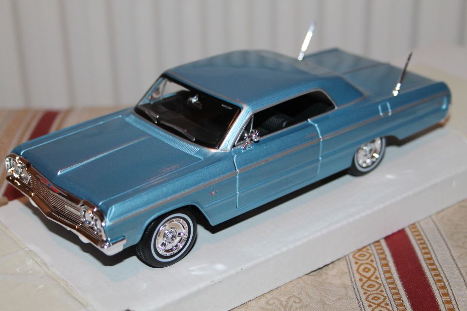 Chevrolet Impala SS 1964 1:24 metalli pienoismalli 21cm ovet ja konepelti aukeaa