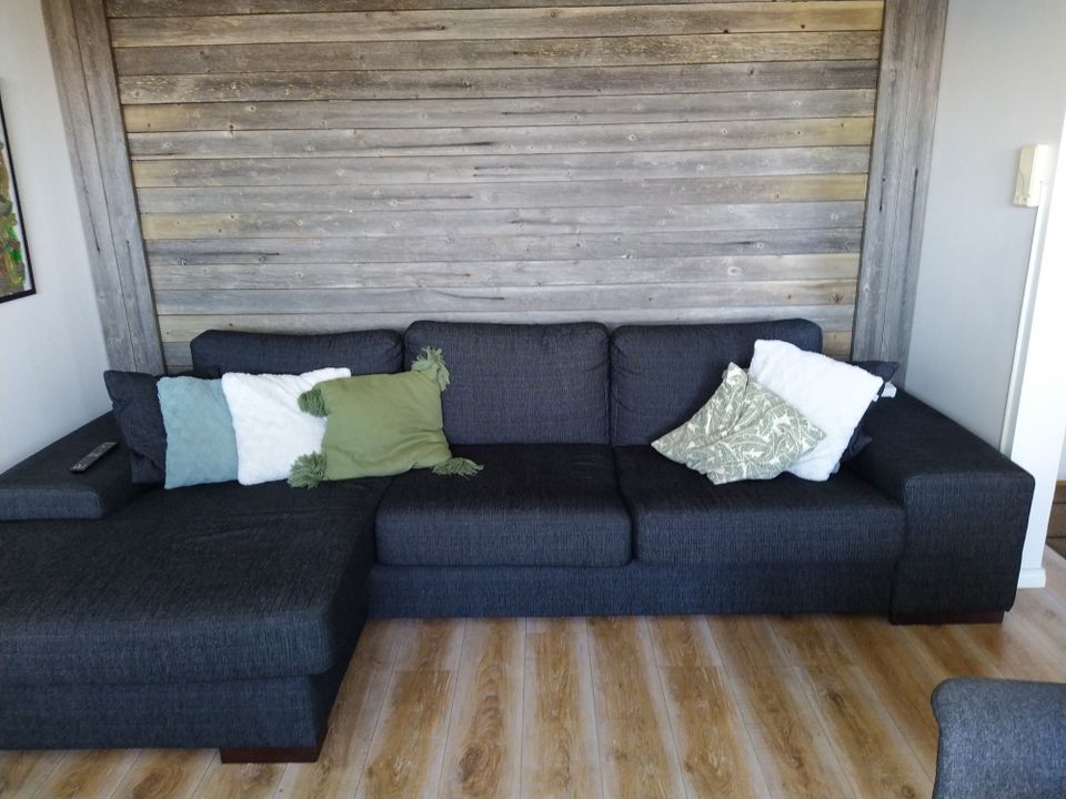 Musta sohva divaanilla (320cm)