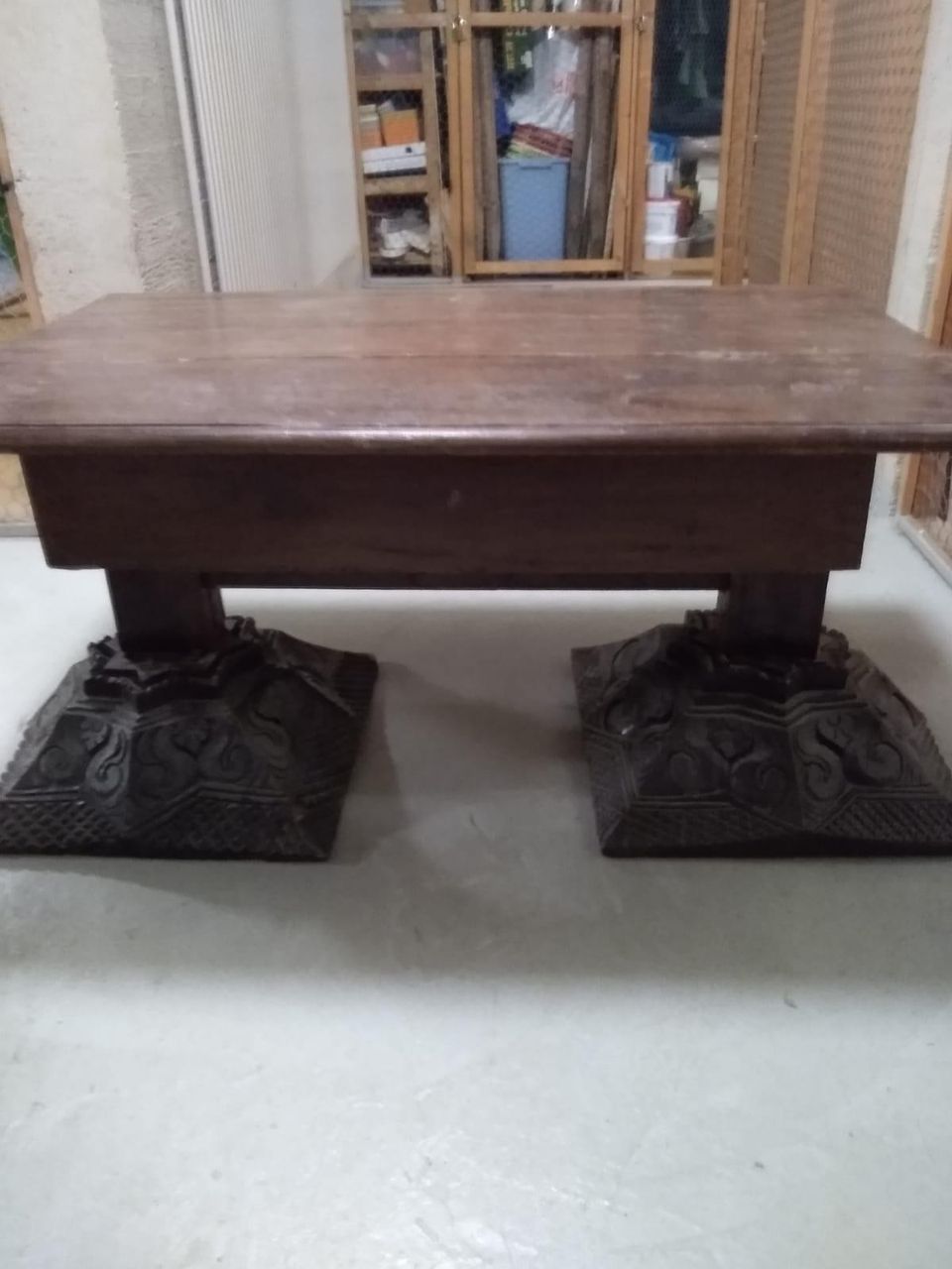 Vanha koristejalkainen pöytä