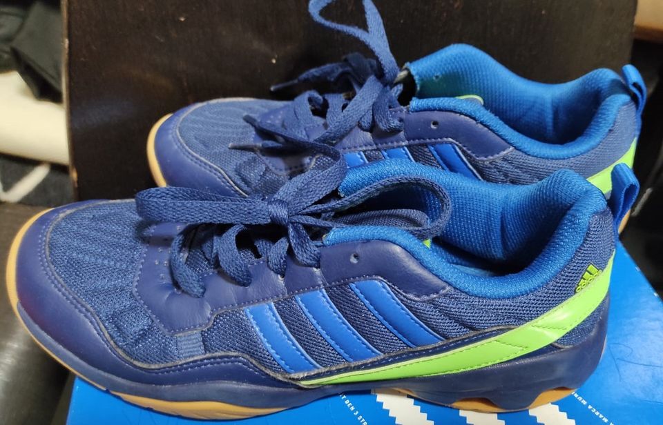 Poikien Adidas sisäpelikengät koko 38