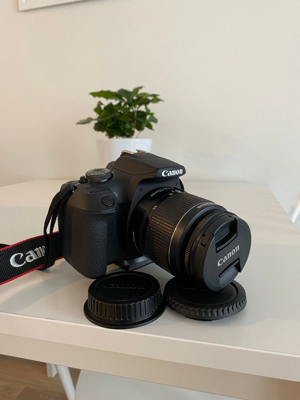 Canon EOS 2000D järjestelmäkamera ja tarvikkeet